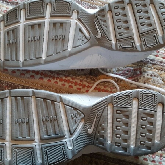 Women's  White Nikes size 7 - Picture 4 of 5